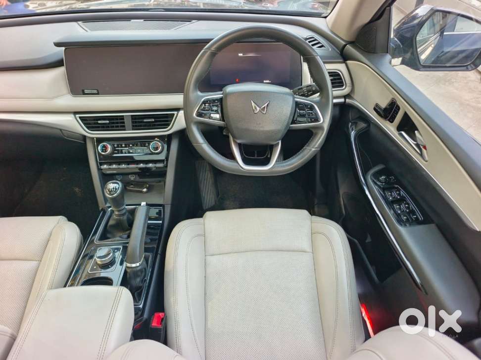 Mahindra Xuv700 2.0 Ax 7 Petrol Mt Str, 2021, Petrol