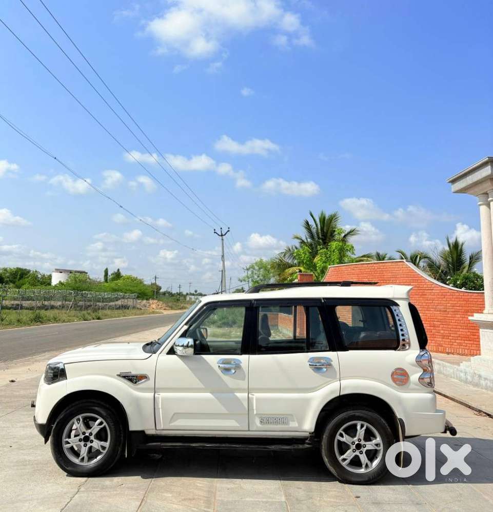 Mahindra Scorpio S10, 2015