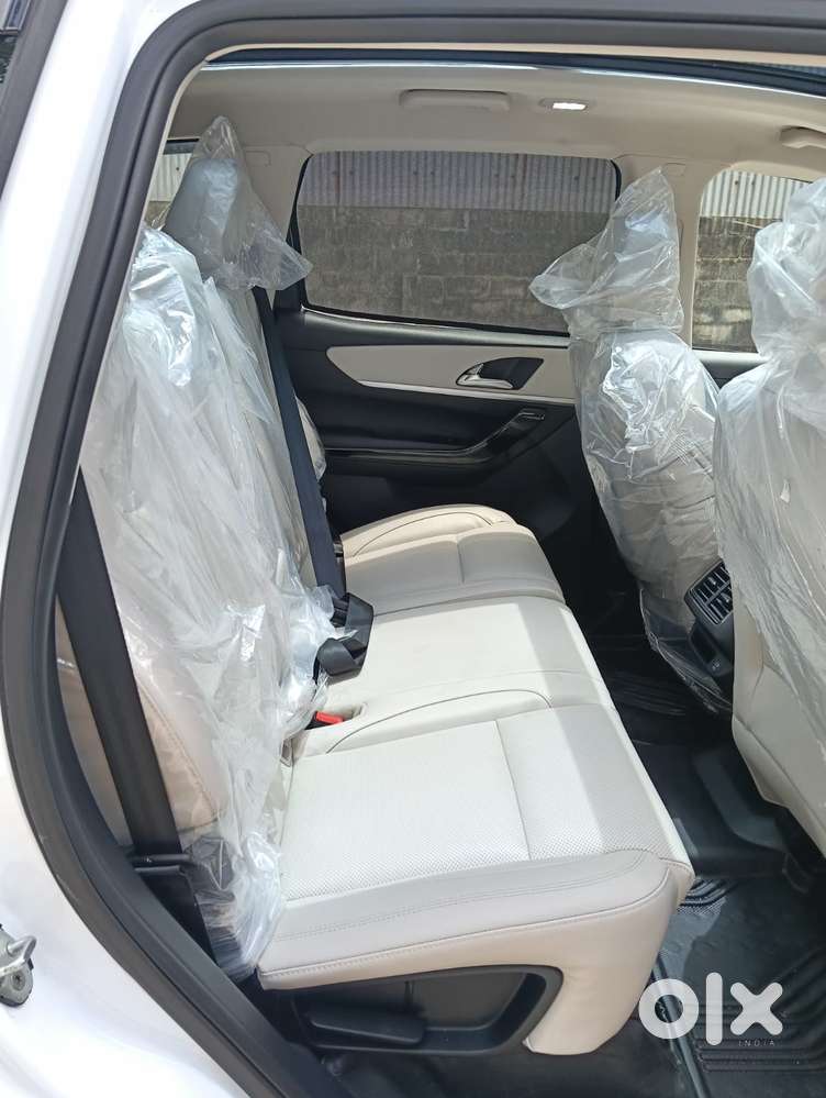 Mahindra Xuv700 2.0 Ax 7 Petrol At Str, 2025, Petrol