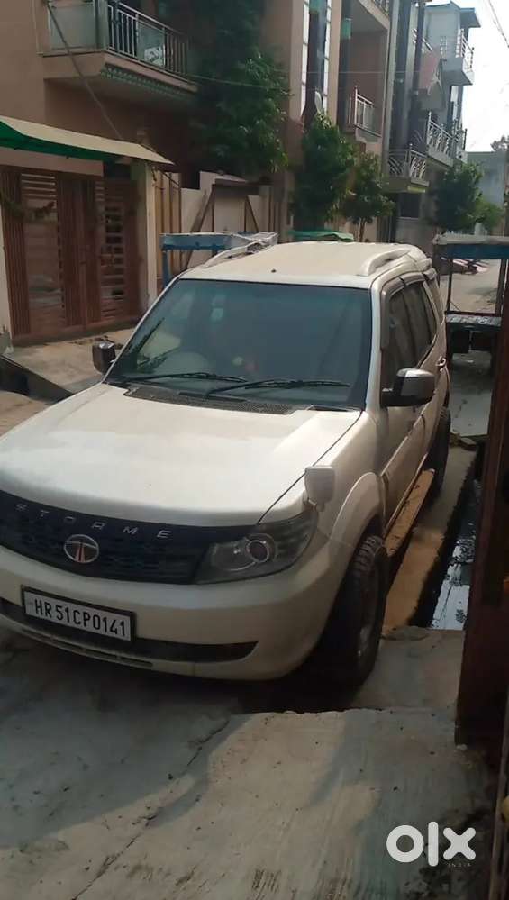 Tata Safari Storme 2015