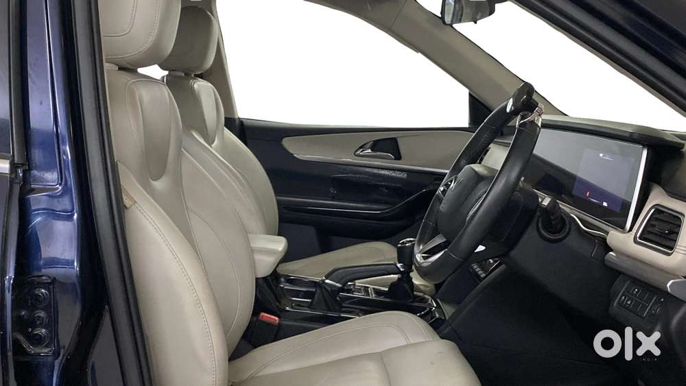 Mahindra Xuv700 2.0 Ax 7 Petrol Mt Str, 2021, Petrol