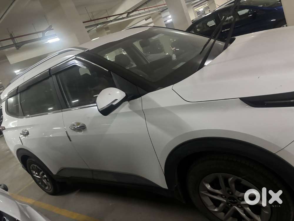 Car White Color Andin Excellent Condition