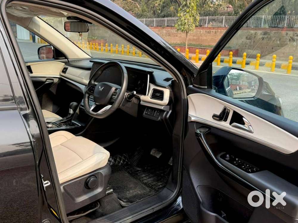 Mahindra Xuv 7oo Ax7 Luxuary Pack At 7 Seater Black