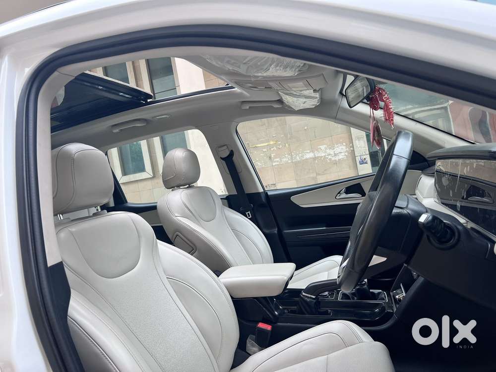 Mahindra Xuv700 2.0 Ax 7 Petrol Mt Str, 2022, Petrol