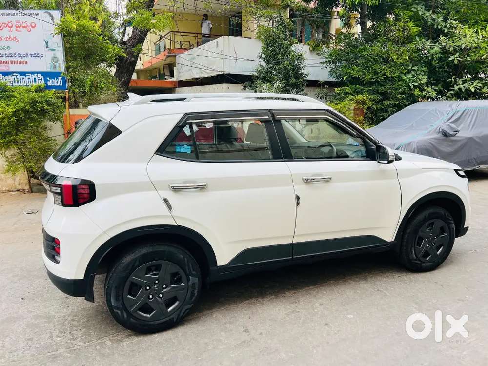 Hyundai Venue 2023 Petrol 6500 Km Driven