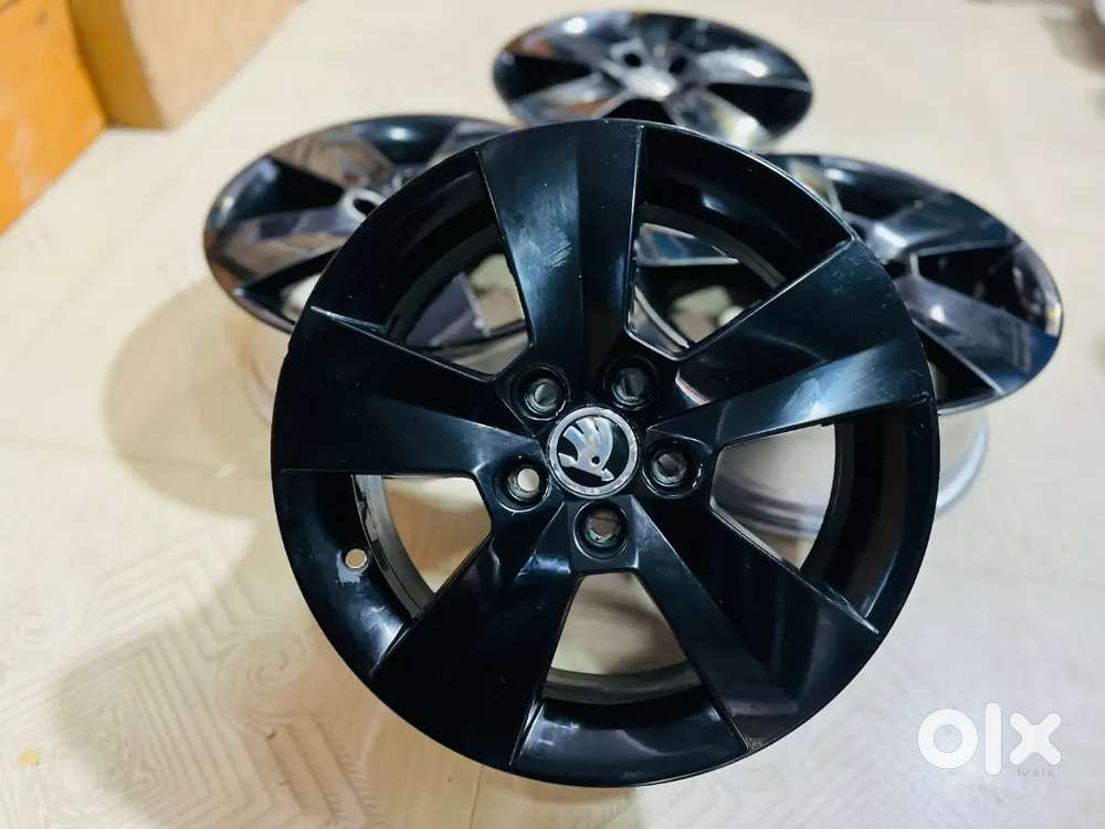 15×inch Skoda Rapid Black Oe wheels set of 4 lite used Spare Parts