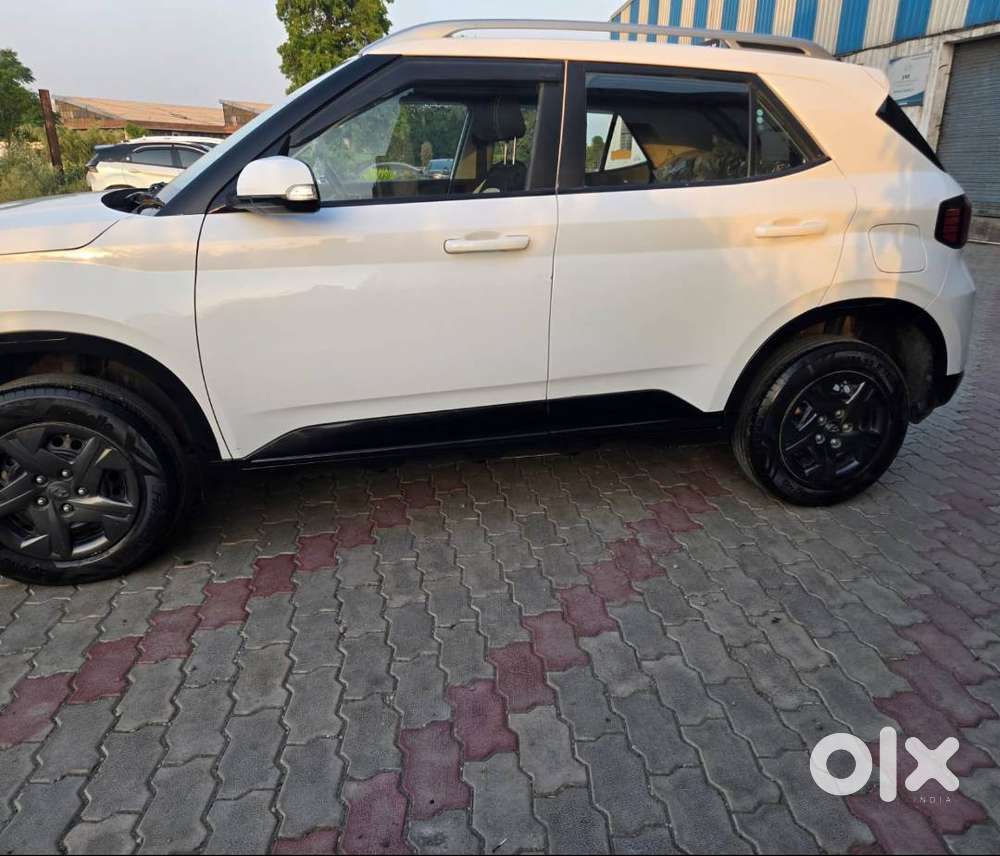 Hyundai Venue 2024 Petrol Well Maintained