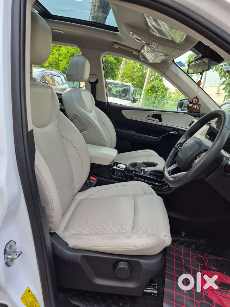 Mahindra Xuv700 2.0 Ax 7 Petrol At Str, 2024, Petrol