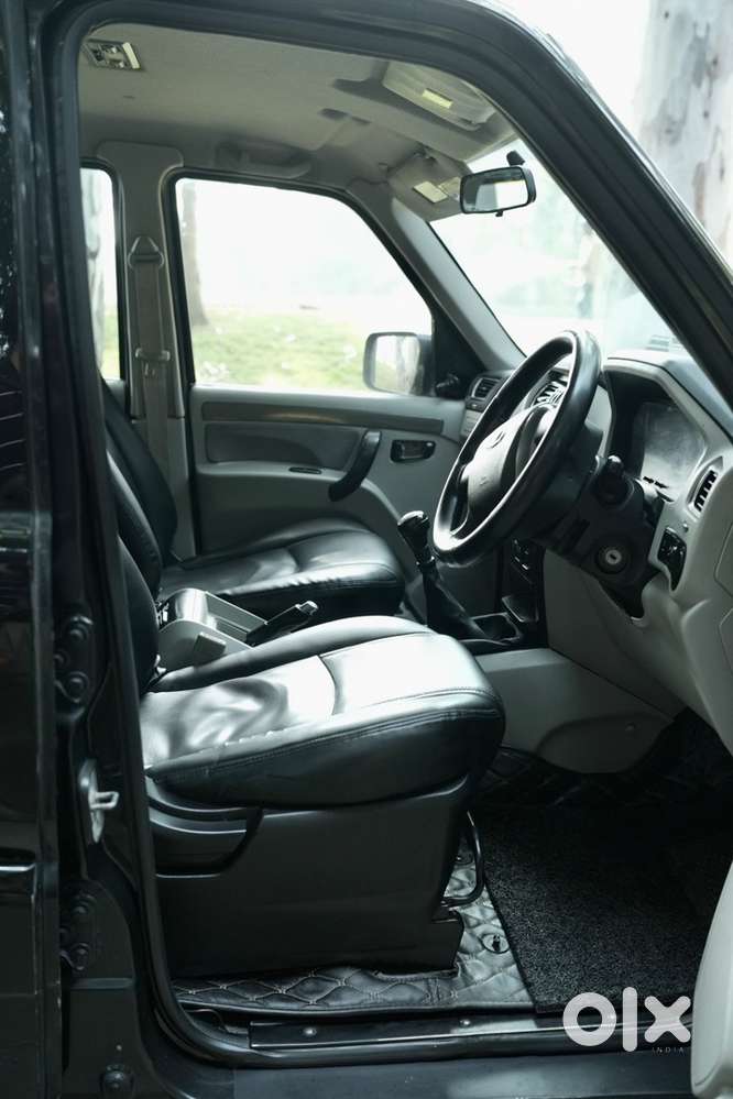 Mahindra Scorpio Black Diesel 2017