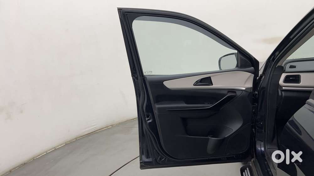 Mahindra Xuv700 2.0 Ax 5 Petrol At Str, 2023, Petrol