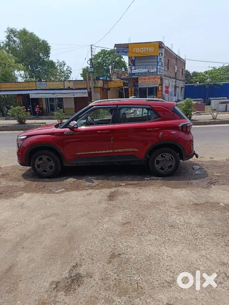 Hyundai Venue 2025 Petrol 2400 Km Driven