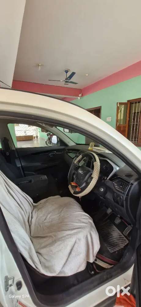 Mahindra Kuv 100