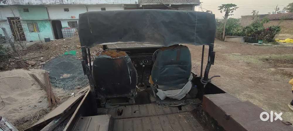 Jeep Hai Gi Engine Wali 4 Gear Reverse Ke Sath Gadi Chalu Hai