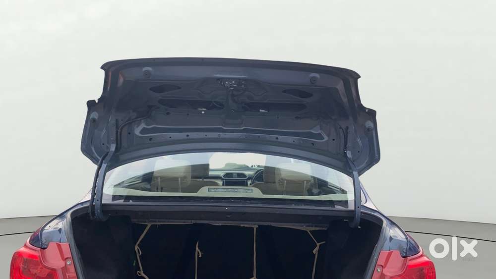 Maruti Suzuki Swift Dzire Zxi + Amt, 2018, Petrol