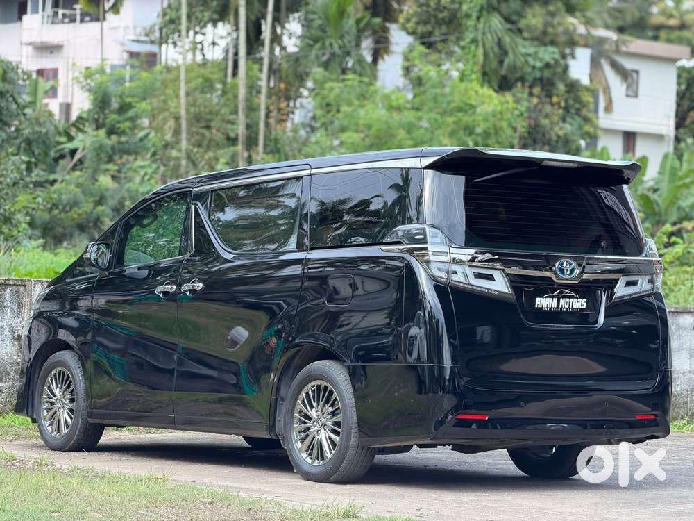 Toyota Vellfire 2.5 Executive Lounge, 2023, Cng & Hybrids