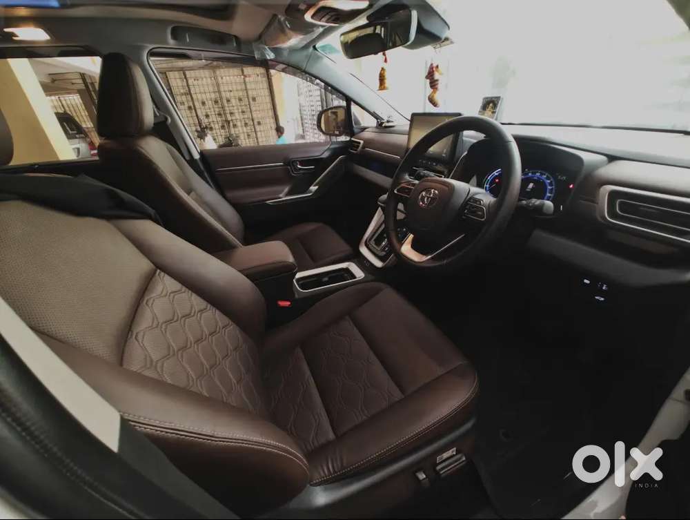 Toyota Innova Hycross 2023 Petrol 27000 Km Driven