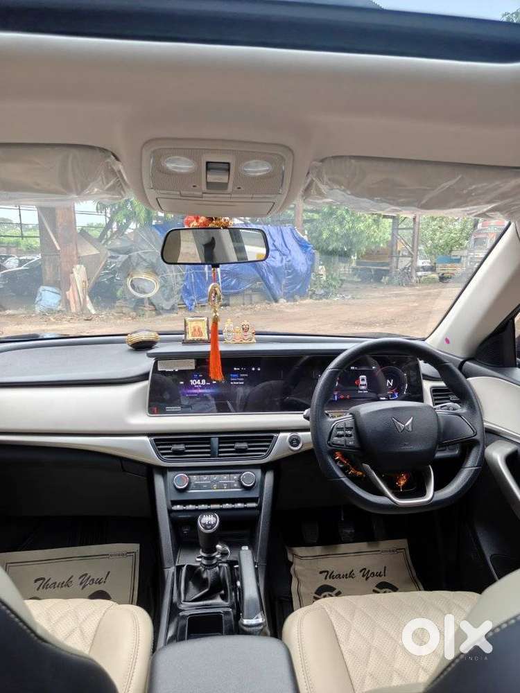 Mahindra Xuv700 2.0 Ax 5 Petrol Mt 7 Str, 2025, Petrol