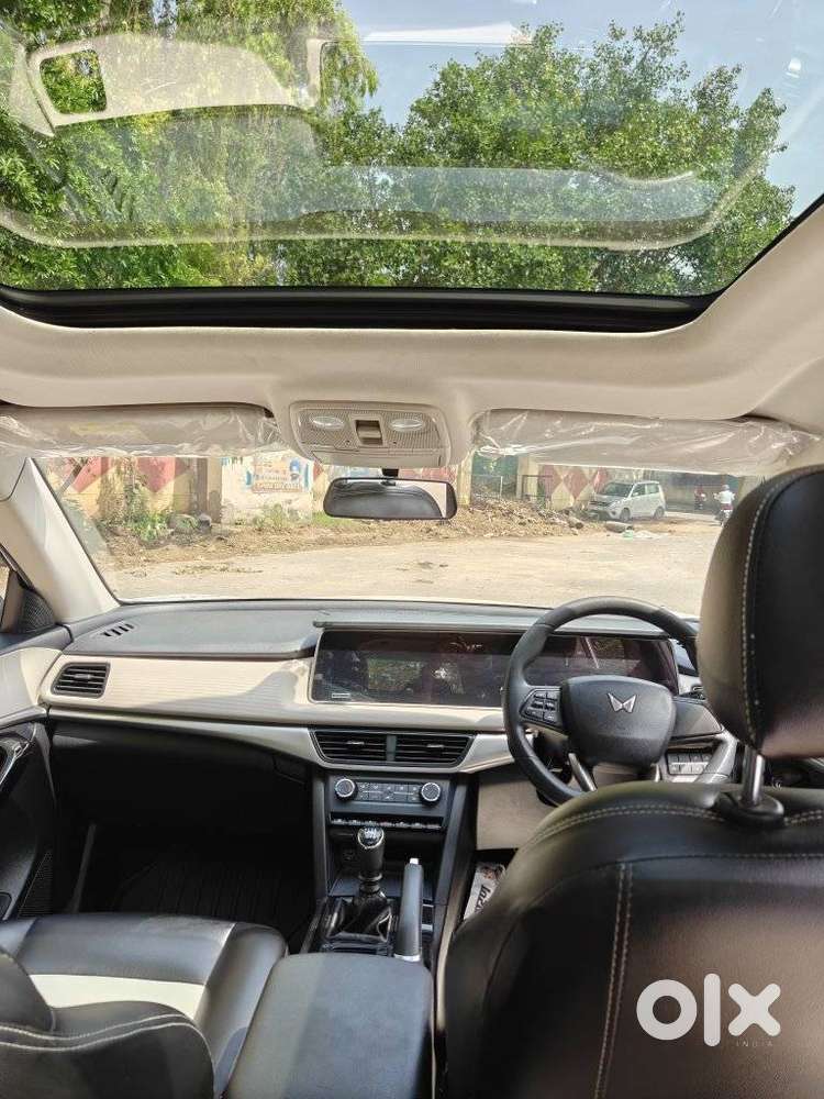 Mahindra Xuv700 2.0 Ax 5 Petrol Mt Str, 2023, Petrol