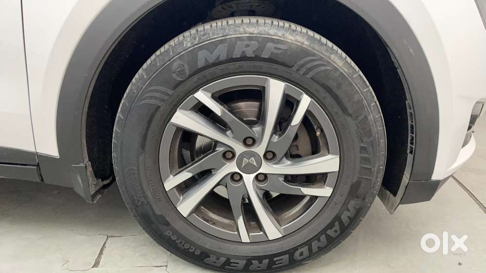 Mahindra Xuv700 2.0 Ax 5 Petrol At Str, 2022, Petrol