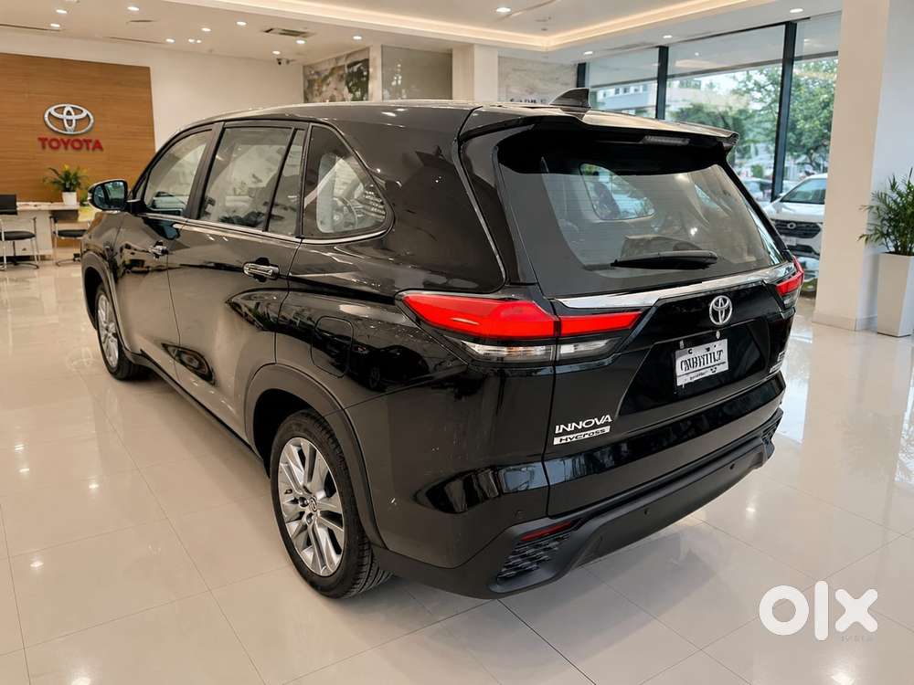 Toyota Innova Hycross 2.0 Zx (o) Hybrid 7 Str, 2025, Petrol
