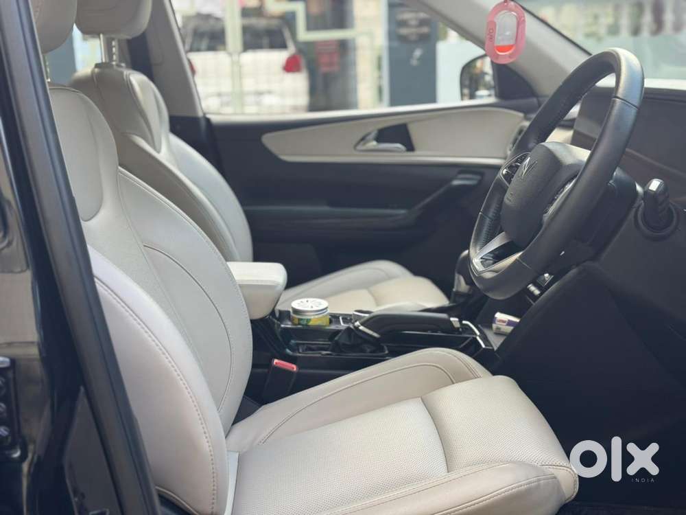 Mahindra Xuv700 2.0 Ax 7 Petrol At Str, 2023, Petrol