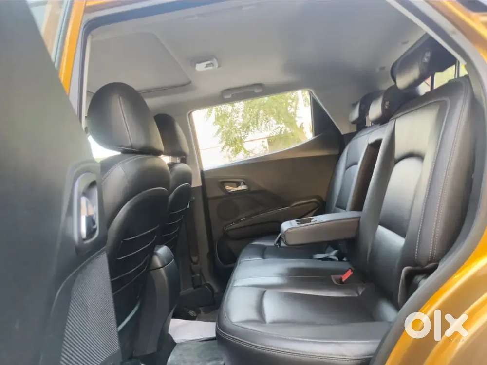 Xuv 300 W8 (o) Dual Tone, Turbo Engine.