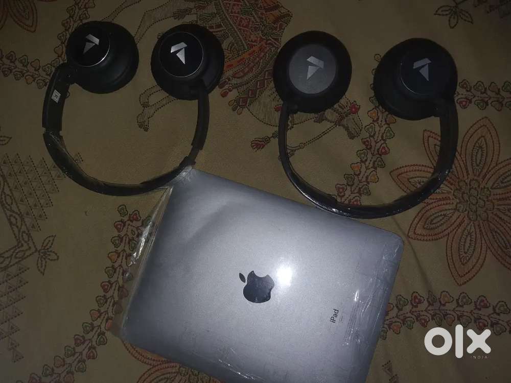 Ipad grey 64 gb and two boat headphones 450
