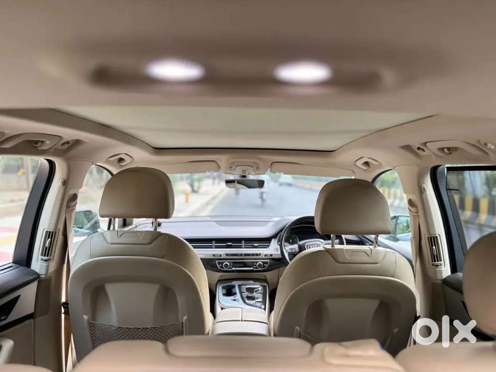 Black Colour Audi Q7 Technology
