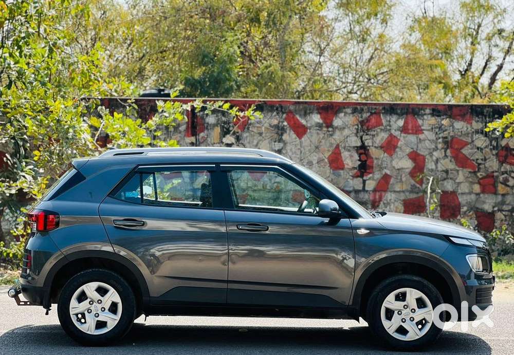 Hyundai Venue 2022 Petrol 35000 Km Driven Doctor Driven