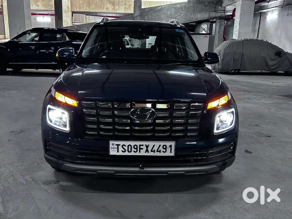 Hyundai Venue Sx 2022 Mt, 27400 Kms Done