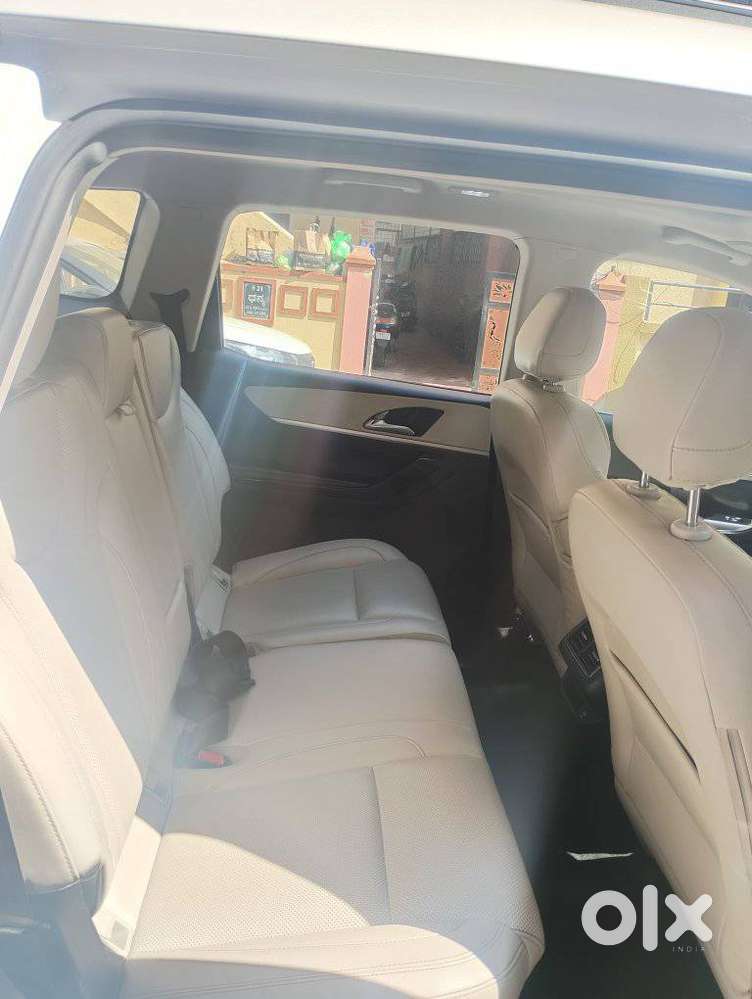 Mahindra Xuv700 2.0 Ax 7 Petrol Mt Str, 2023, Petrol