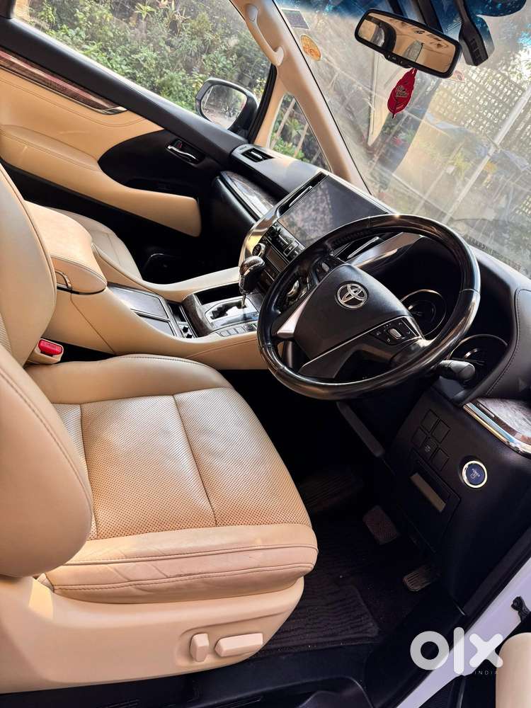 Toyota Vellfire 2.5 Executive Lounge, 2023, Cng & Hybrids