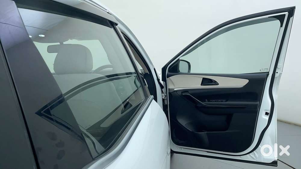 Mahindra Xuv700 2.0 Ax 5 Petrol Mt 7 Str, 2022, Petrol