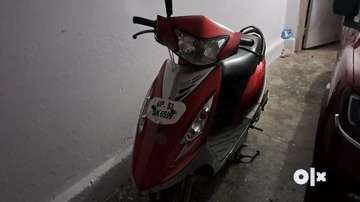 Scooty on sale streak colours