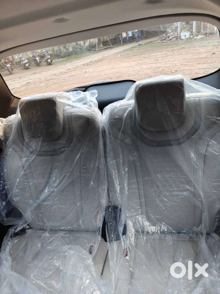 Mahindra Xuv700 2.0 Ax 5 Petrol Mt 7 Str, 2025, Petrol