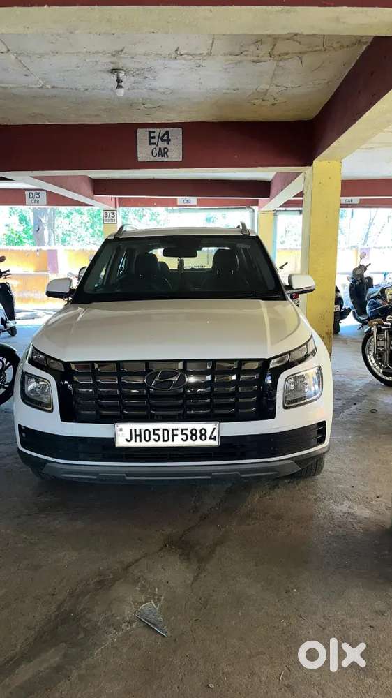 Hyundai Venue 2022 Petrol 25000 Km Driven