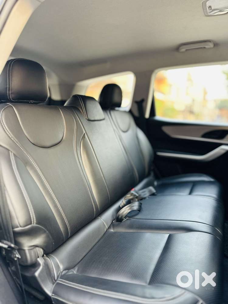 Mahindra Xuv700 2.0 Mx Petrol Mt 5 Str, 2023, Petrol