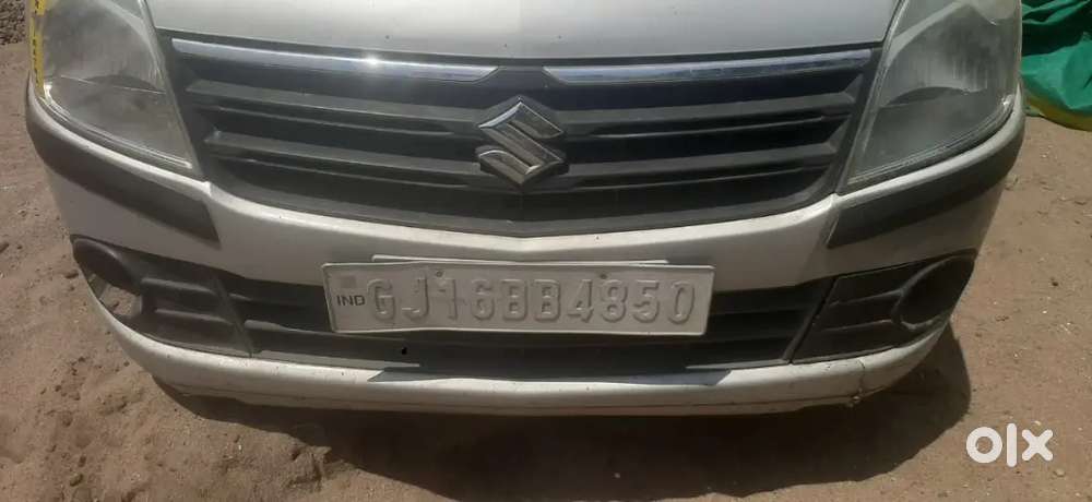 मैं अपनी कार बेच रहा हूँ।