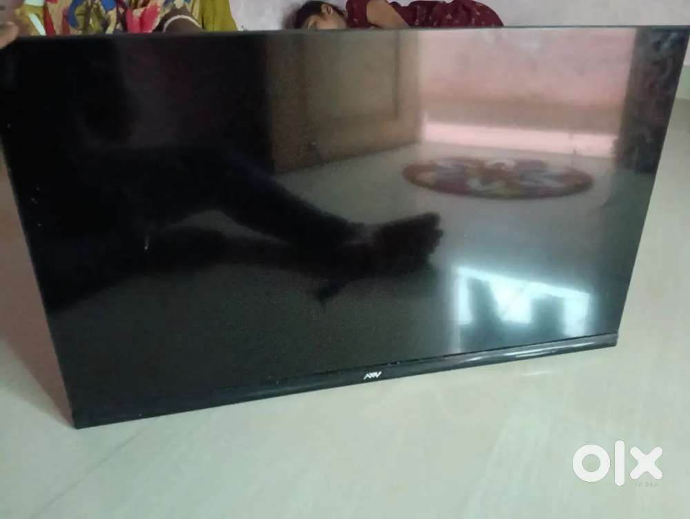 Nvy led smart tv 2 years old tv