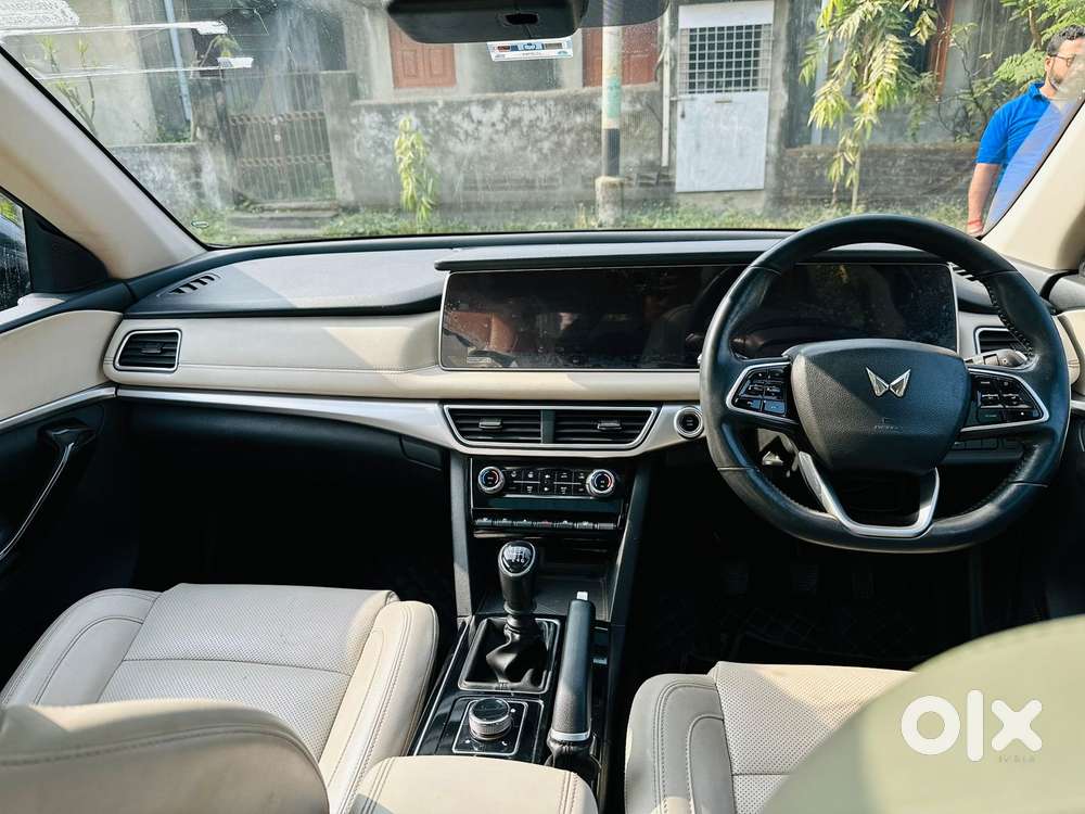 Mahindra Xuv700 2.0 Ax 7 Petrol Mt Str, 2022, Petrol