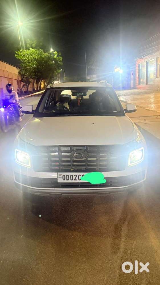 Hyundai Venue 2024 Petrol Well Maintained