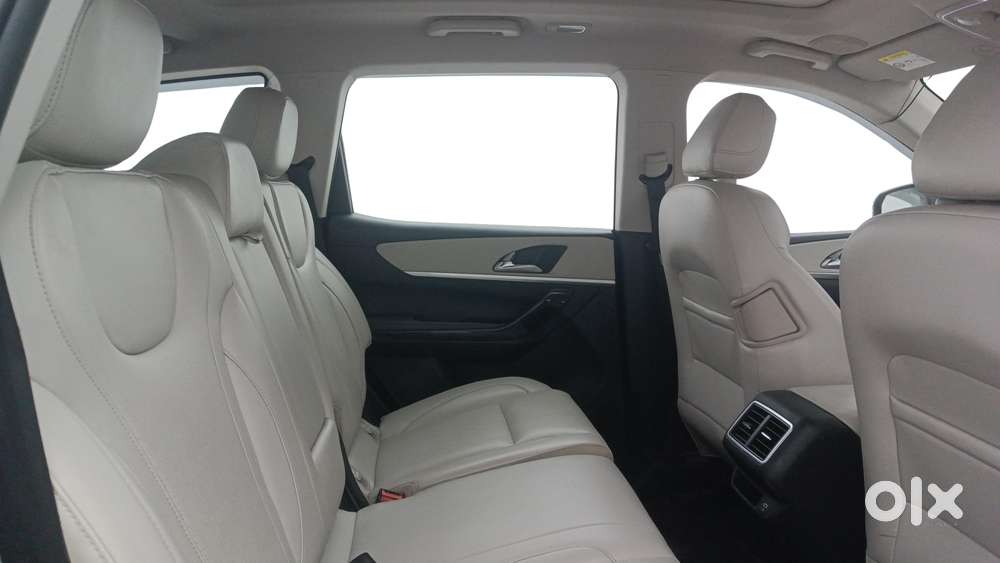 Mahindra Xuv700 2.0 Ax 7 Petrol At Str, 2023, Diesel