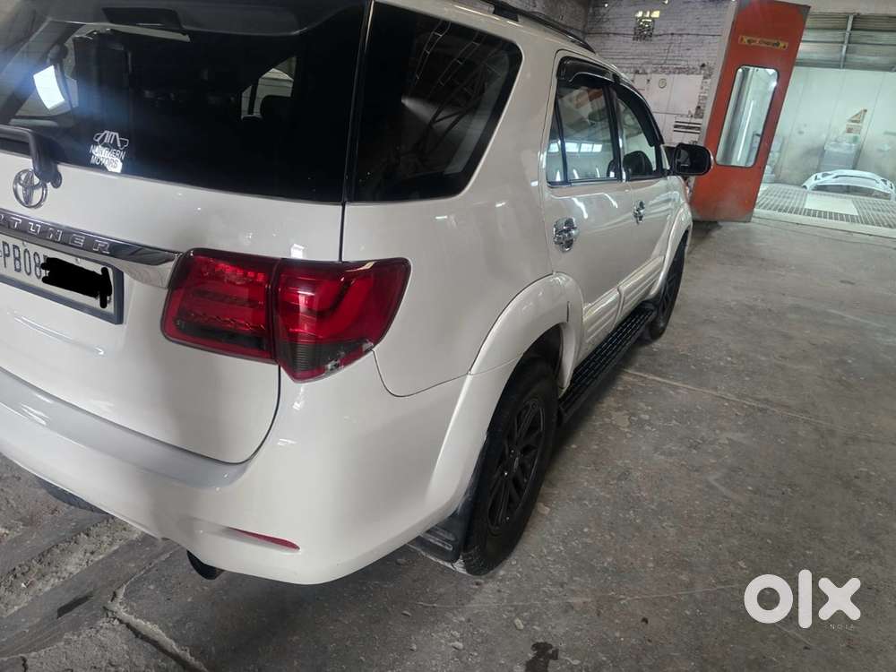 Black Alloys Toyota Fortuner Diesel 2015
