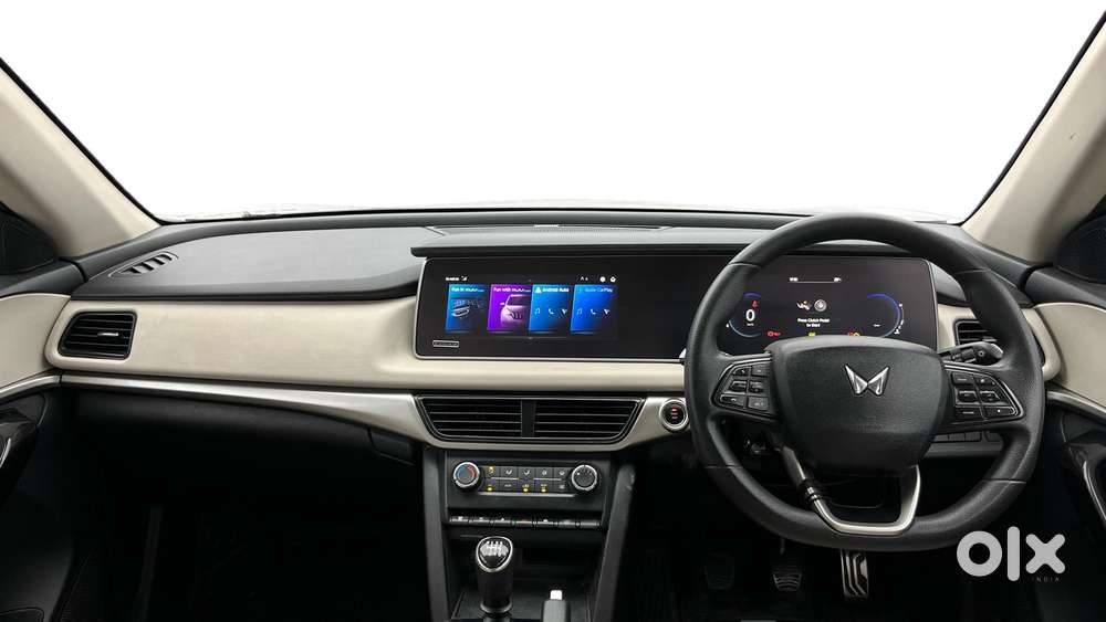 Mahindra Xuv700 2.0 Ax 5 Petrol Mt 7 Str, 2025, Petrol