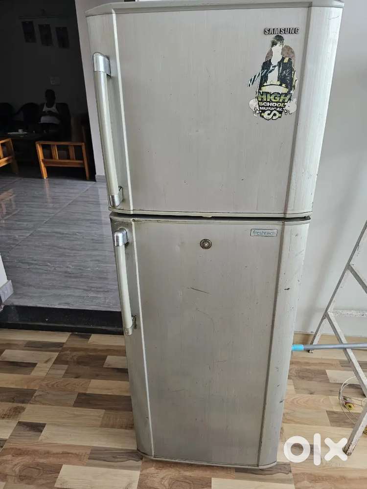 Samsung double door 265 litres refrigerator for sale.