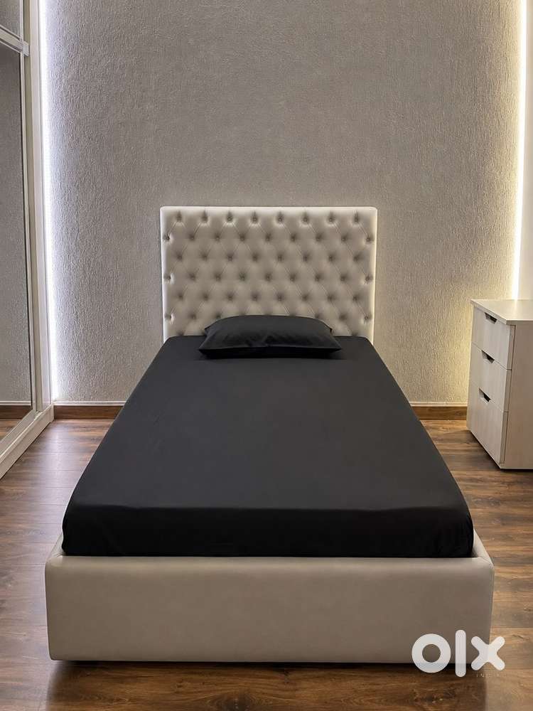 Single XL bed with mattress