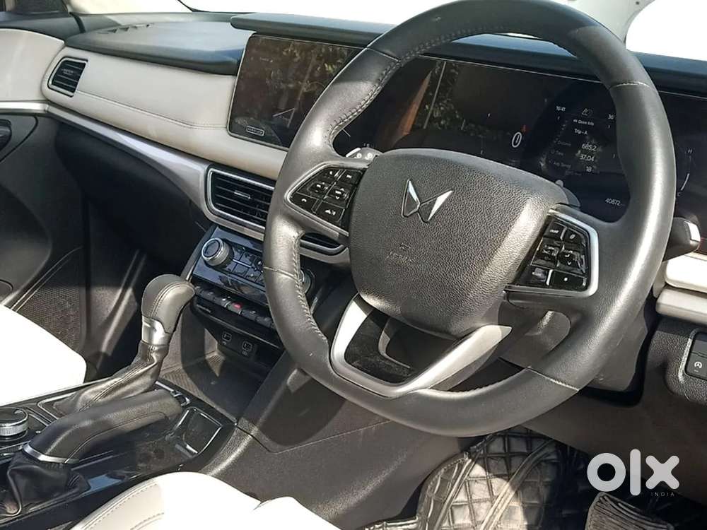 Mahindra Xuv700 2.0 Ax 7 Petrol At Str, 2023, Petrol