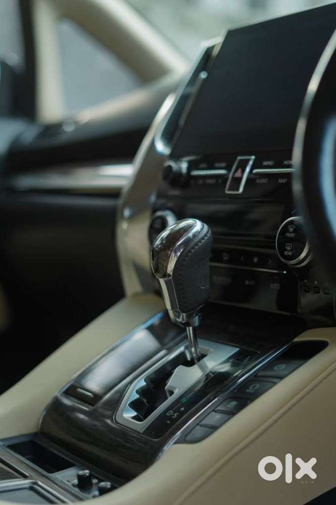 Toyota Vellfire 2.5 Executive Lounge, 2023, Petrol