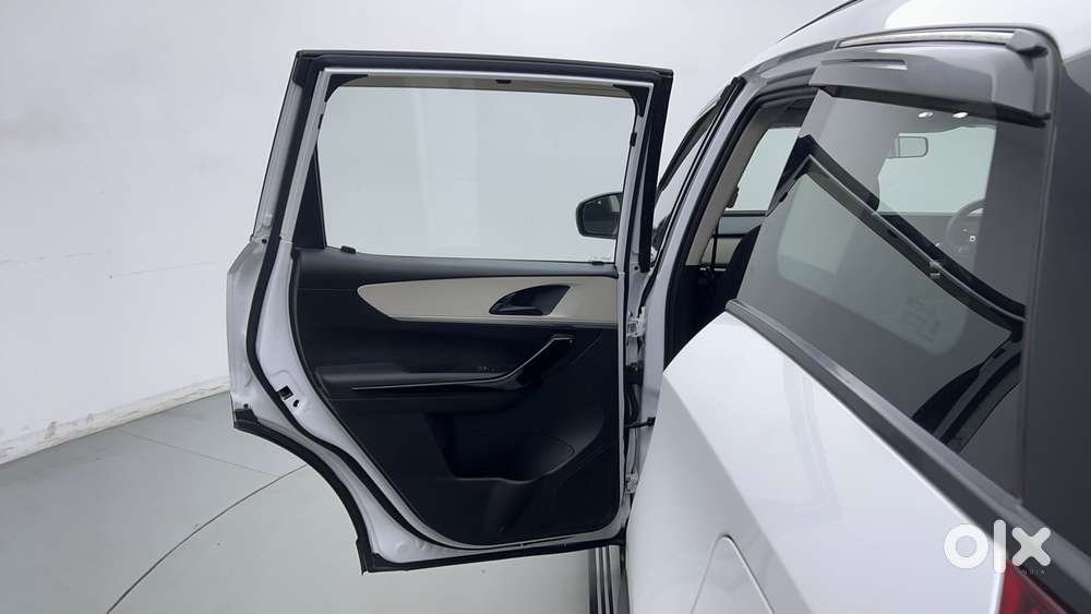 Mahindra Xuv700 2.2 Ax 5 Diesel At Str, 2023, Diesel