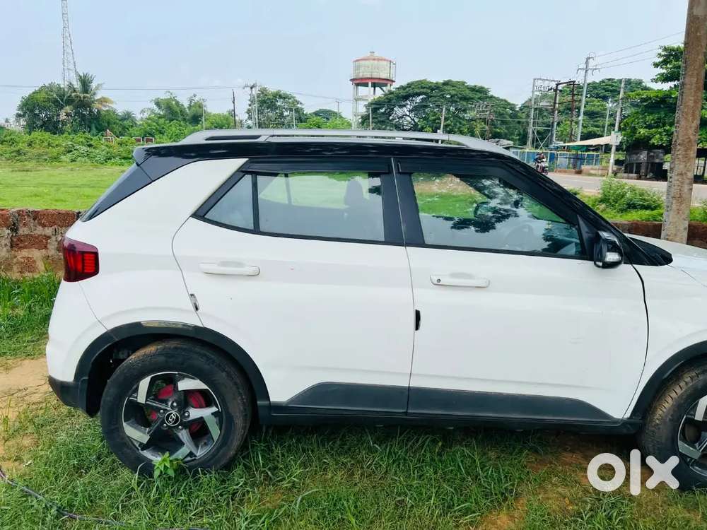 Hyundai Venue 2021 Manual Petrol 40000 Km